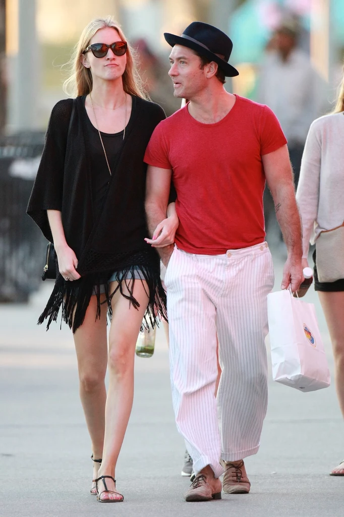 Jude Law i Phillipa Coan na spacerze