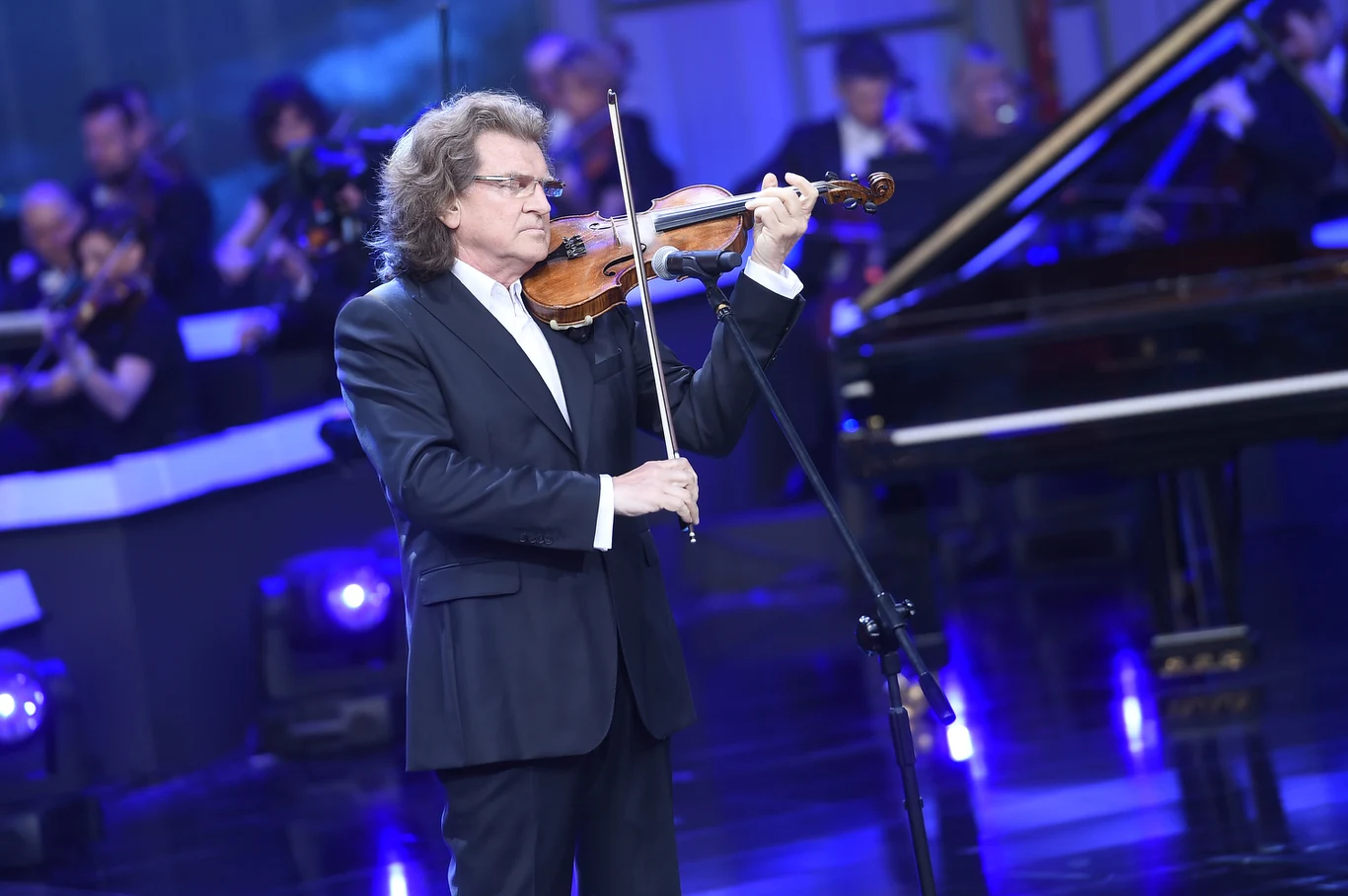 Swoją przygodę z muzyka rozpoczął już w wieku 5 lat ucząc się gry na skrzypcach w szkole muzycznej. Swoją przygodę z muzyka rozpoczął już w wieku 5 lat ucząc się gry na skrzypcach w szkole muzycznej.