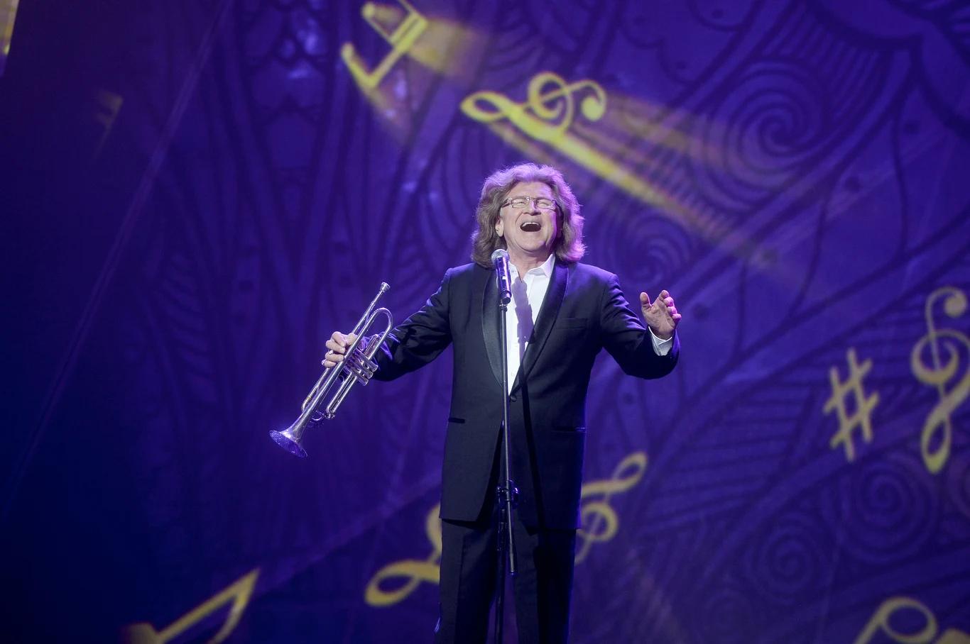 Jak mówiła córka Wodeckiego, ciągle odkrywane są ciekawe rzeczy jego autorstwa z lat 70. czy 80. "Pracujemy nad cyfrowymi wersjami tych utworów i mam nadzieję, że większość z nich niedługo ujrzy światło dzienne". Do Fundacji, którą prowadzi, dociera też sporo utworów, które Zbigniew Wodecki napisał na jakiś określony jeden dzień - np. na koncert urodzinowy. Jak mówiła córka Wodeckiego, ciągle odkrywane są ciekawe rzeczy jego autorstwa z lat 70. czy 80. "Pracujemy nad cyfrowymi wersjami tych utworów i mam nadzieję, że większość z nich niedługo ujrzy światło dzienne". Do Fundacji, którą prowadzi, dociera też sporo utworów, które Zbigniew Wodecki napisał na jakiś określony jeden dzień - np. na koncert urodzinowy.