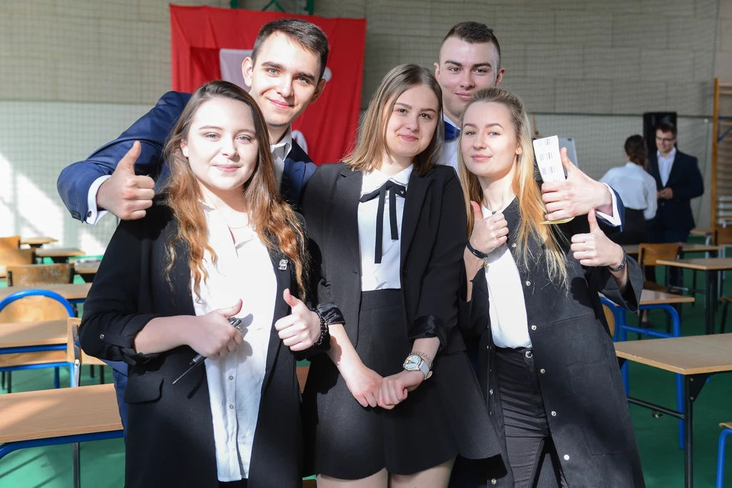 Tegoroczni maturzyści zdaja egzamin dojrzałości w II Liceum Ogólnokształcącym im. Stefana Żeromskiego w Sieradzu Tegoroczni maturzyści zdaja egzamin dojrzałości w II Liceum Ogólnokształcącym im. Stefana Żeromskiego w Sieradzu