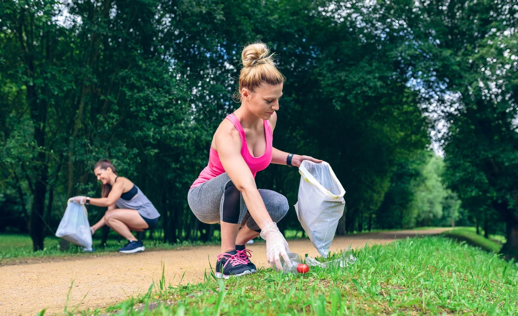 Plogging to połączenie joggingu ze zbieraniem śmieci napotkanych na biegowych ścieżkach i szlakach Plogging to połączenie joggingu ze zbieraniem śmieci napotkanych na biegowych ścieżkach i szlakach