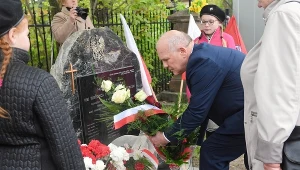 Wnuk jednych z zamordowanych, Piotr Książek uczestniczy w odsłonięciu obelisku upamiętniającego ofiary ze wsi Wierzbica i Wolica