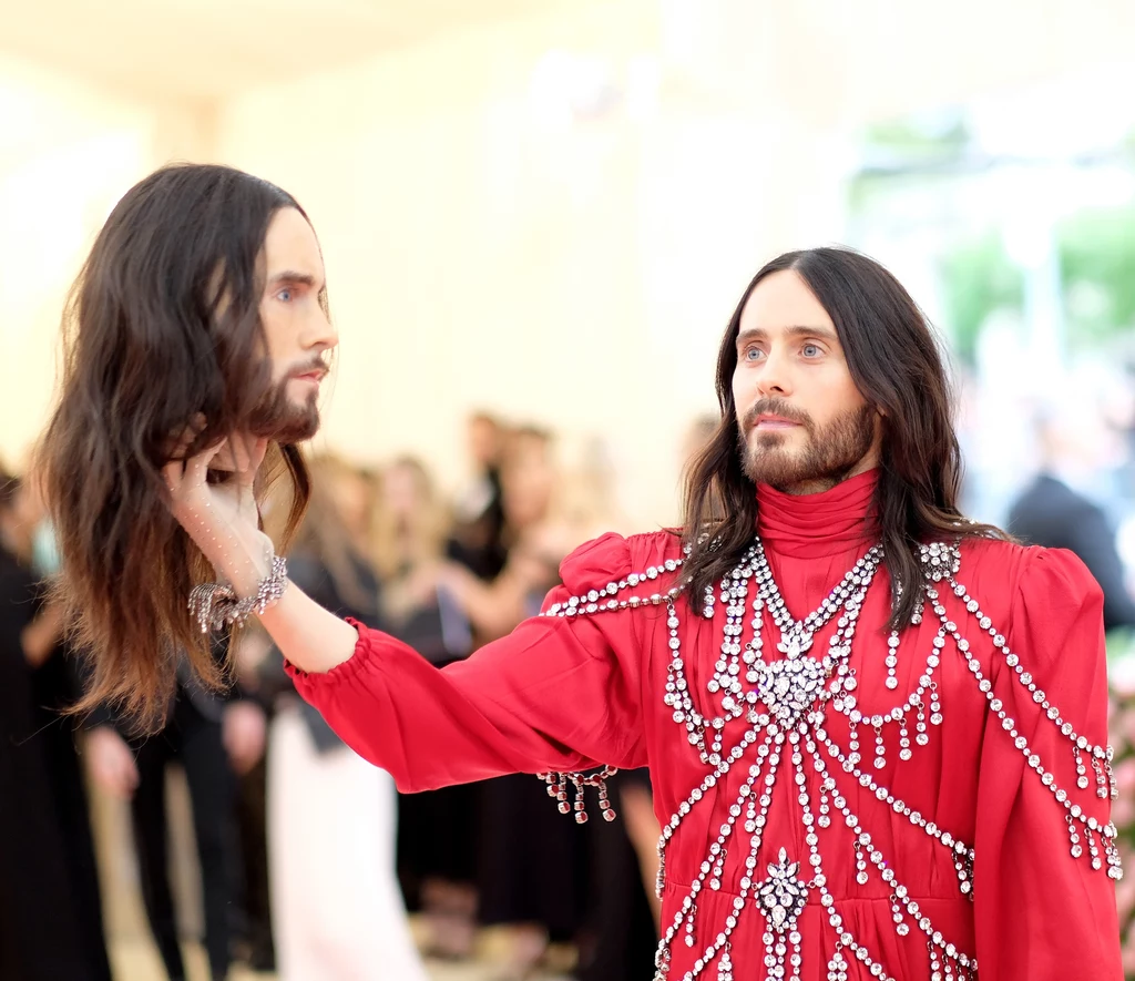 Jared Leto zaskoczył fanów nieprawdopodobnym pomysłem - pojawił się na gali ze swoją głową, którą trzymał w ręce i bardzo chętnie się fotografował. Jared Leto zaskoczył fanów nieprawdopodobnym pomysłem - pojawił się na gali ze swoją głową, którą trzymał w ręce i bardzo chętnie się fotografował.