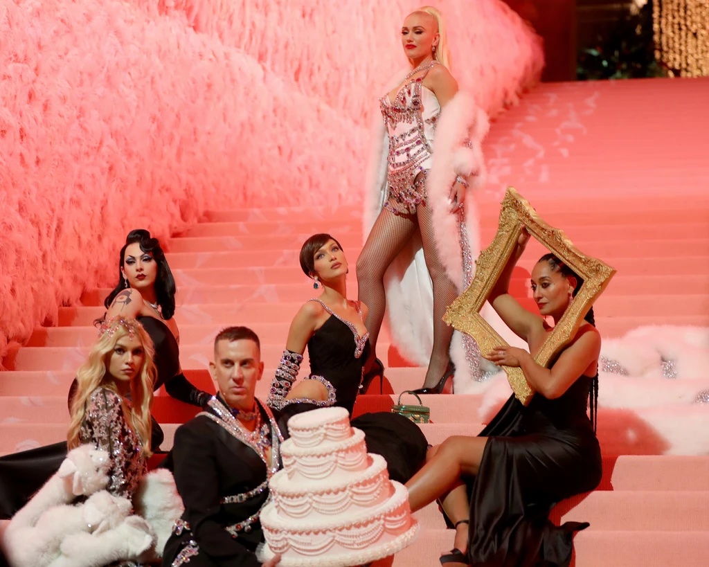 Zaproszenia na galę nie jest tak łatwo dostać - rozdziela je sama Anna Wintour, redaktor naczelna magazynu "Vogue". Tegoroczna gala to już 73. edycja. To wydarzenie inauguruje otwarcie wystawy, a cały dochód jest przekazywany nowojorskiej instytucji sztuki. Zaproszenia na galę nie jest tak łatwo dostać - rozdziela je sama Anna Wintour, redaktor naczelna magazynu "Vogue". Tegoroczna gala to już 73. edycja. To wydarzenie inauguruje otwarcie wystawy, a cały dochód jest przekazywany nowojorskiej instytucji sztuki.