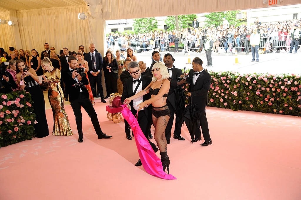 Na sam koniec Lady Gaga rozebrała się do czarnej bielizny, w której już została do końca wydarzenia. Na sam koniec Lady Gaga rozebrała się do czarnej bielizny, w której już została do końca wydarzenia.