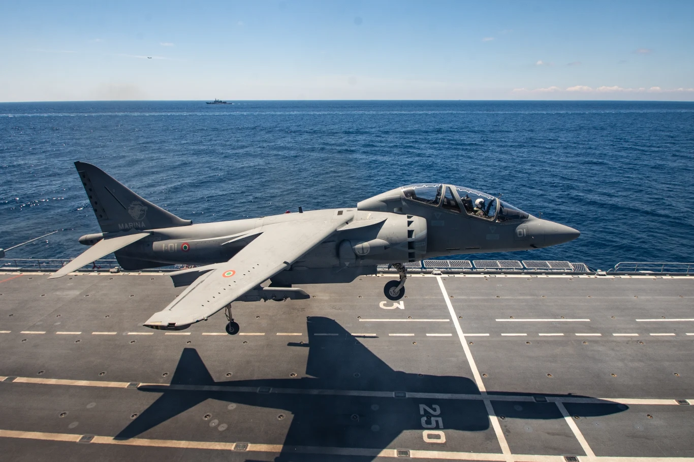 Harrier ląduje na pokładzie lotniskowca Giuseppe Garibaldi