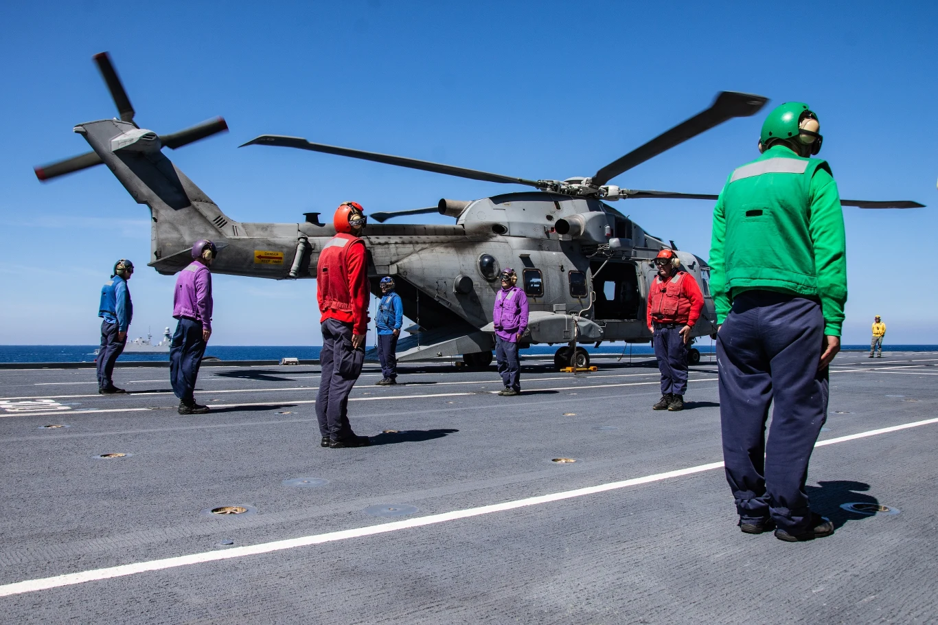 AW101 na pokładzie lotniskowca