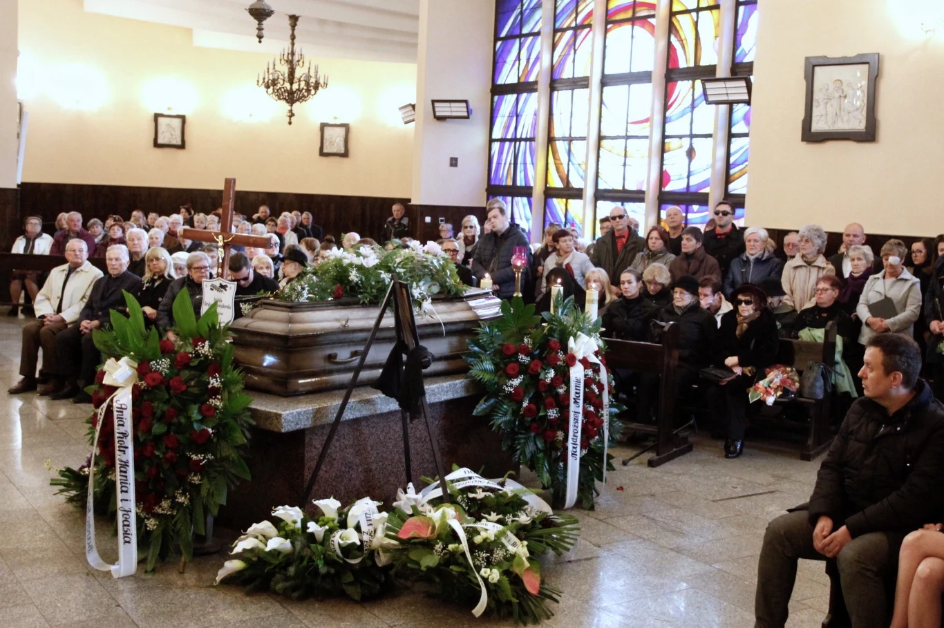 Na pogrzeb przybyli m.in.: prezydent Wrocławia Jacek Sutryk, były minister kultury Bogdan Zdrojewski (prezydent Wrocławia w latach 1990-2001), Jerzy Skoczylas z Kabaretu Elita oraz Janusz Konefał i Sławomir Marcinkowski - gitarzyści Tercetu Egzotycznego. Na pogrzeb przybyli m.in.: prezydent Wrocławia Jacek Sutryk, były minister kultury Bogdan Zdrojewski (prezydent Wrocławia w latach 1990-2001), Jerzy Skoczylas z Kabaretu Elita oraz Janusz Konefał i Sławomir Marcinkowski - gitarzyści Tercetu Egzotycznego.
