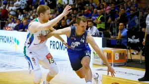 Zawodnik Argedu BM Slamu Stali Ostrów Wlkp. Nemanja Jaramaz (z prawej) i Jarosław Zyskowski z Anwilu Włocławek 