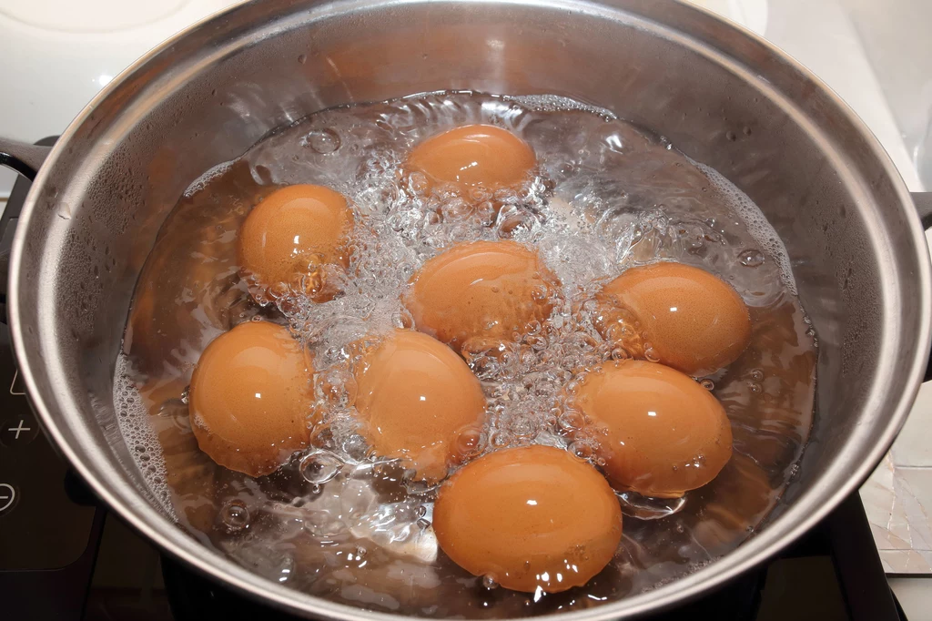 Zarówno obrane jajka, jak i te w skorupkach należy bezwzględnie przechowywać w lodówce 