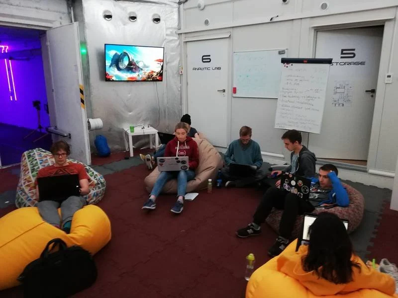 Praca zespołu Twardowsky w bazie Lunares