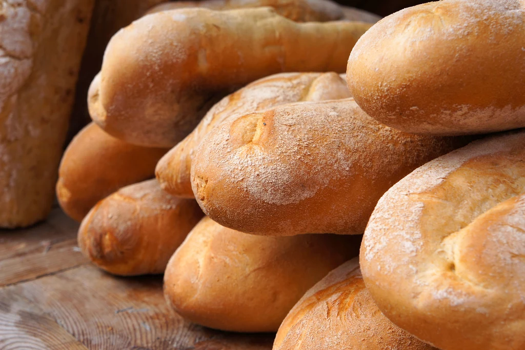 Chleb pszenny zawiera mniej błonnika niż żytni i razowy