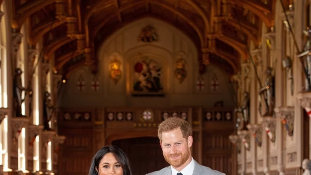 Dwa dni po tym, gdy świat obiegła radosna nowina o przyjściu na świat syna księżnej i księcia Sussex, Meghan i Harry pokazali się publicznie z maleństwem na ręku. Uszanowali w ten sposób wieloletni zwyczaj obowiązujący w europejskich rodzinach królewskich, by świeżo upieczeni rodzice przedstawili swoje dziecko światu. 

To radosne wydarzenie jest też świetną okazją, by przypomnieć sobie, jak do tej pory ogłaszano królewskie narodziny. Obejrzyjcie naszą galerię!