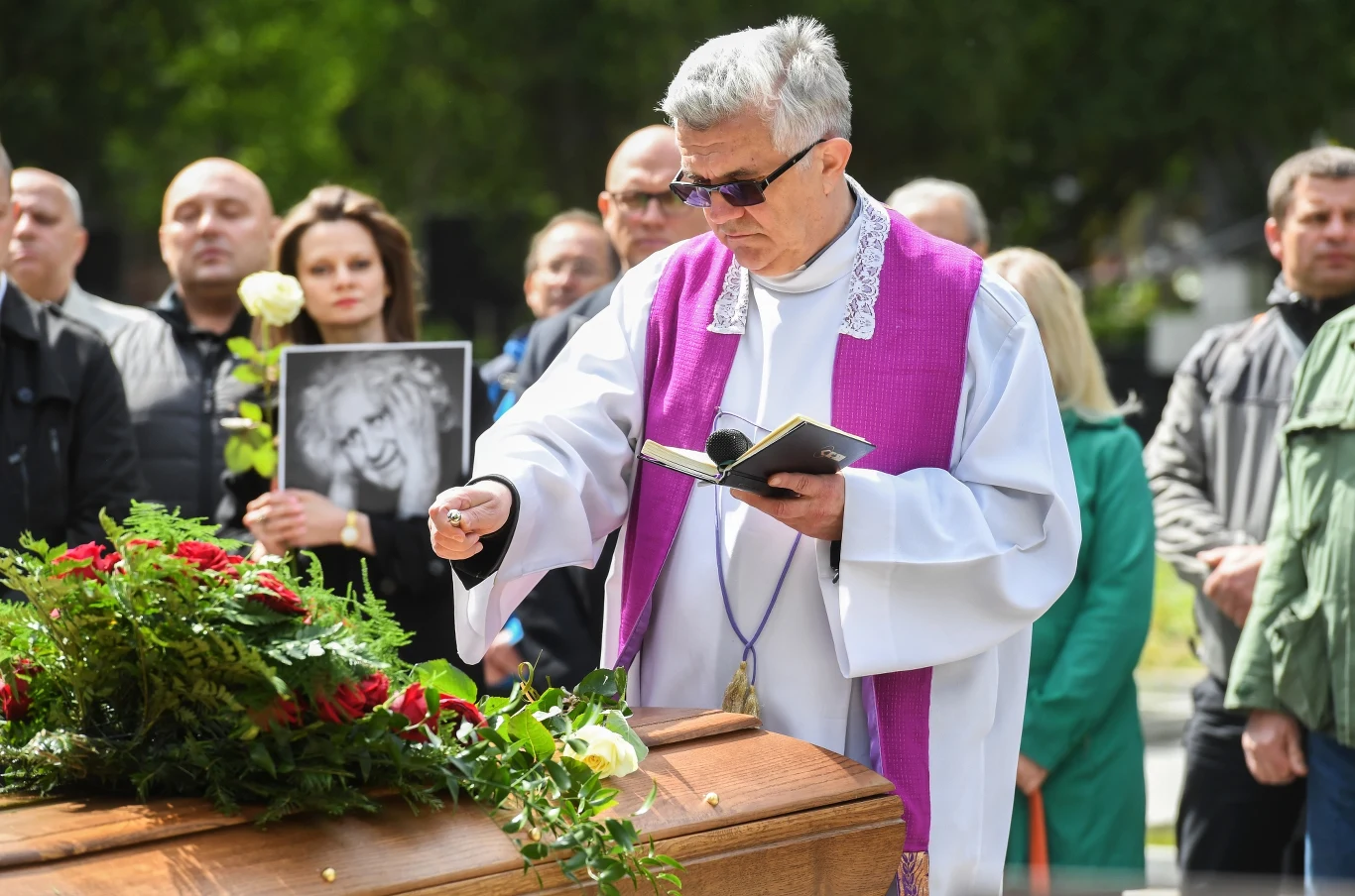 Stanisław Jędryka urodził się 27 lipca 1933 r. w Sosnowcu, był absolwentem Wydziału Reżyserii wspomnianej uczelni, gdzie studia ukończył w 1956 r. Trzy lata po fabularnym debiucie wyreżyserował "Wyspę złoczyńców" (1965) o przygodach Pana Samochodzika, na podstawie książki Zbigniewa Nienackiego. Główną rolę w filmie zagrał Jan Machulski.