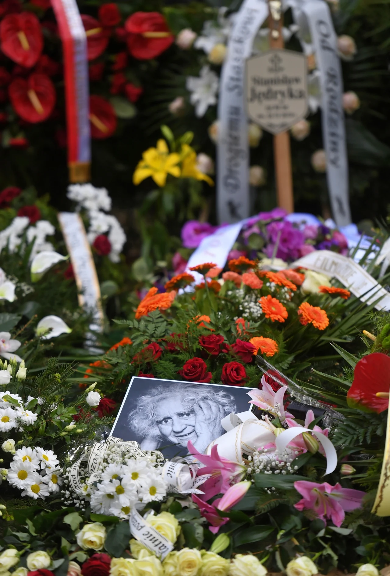 22 kwietnia zmarł w wieku 85 lat Stanisław Jędryka, twórca kultowych filmów i seriali dla młodzieży, m.in. "Do przerwy 0:1", "Wakacji z duchami", "Podróży za jeden uśmiech", "Stawiam na Tolka Banana" i "Szaleństwa Majki Skowron" - brzmiał wpis.