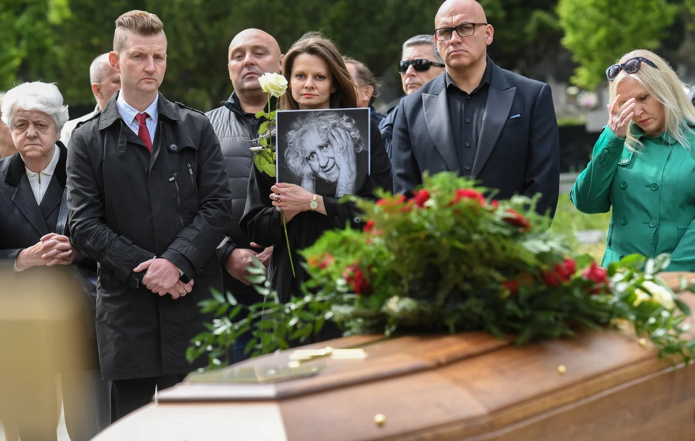 Stanisław Jędryka, znany najbardziej jako autor filmów i seriali dla dzieci i młodzieży, realizował także obrazy skierowane do widzów dorosłych. Jego fabularny debiut, film "Dom bez okien" z 1962 roku, z Wiesławem Gołasem, Danutą Szaflarską, Elżbietą Czyżewską, Tadeuszem Fijewskim i Hanką Bielicką w obsadzie, był prezentowany na festiwalu w Cannes.