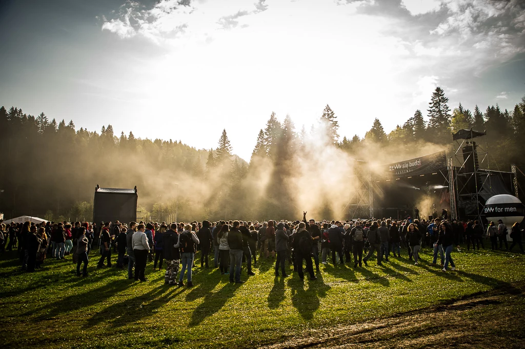 Tylko tutaj koncerty zaczynają się o świcie, a dookoła sceny widać przepiękne, zielone Bieszczady. Nie mogło nas zabraknąć na Zew Się Budzi Festiwal 2019!