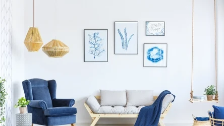 Błękitne i niebieskie dodatki przyjemnie koją latem. Uspokajają, pomagają się zrelaksować, a nawet optycznie "chłodzą". To idealne dodatki na upał. 