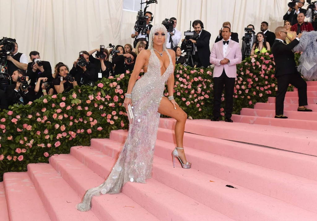 Na odważne srebro postawiła tego wieczoru Jennifer Lopez wybierając zjawiskową kreację Versace