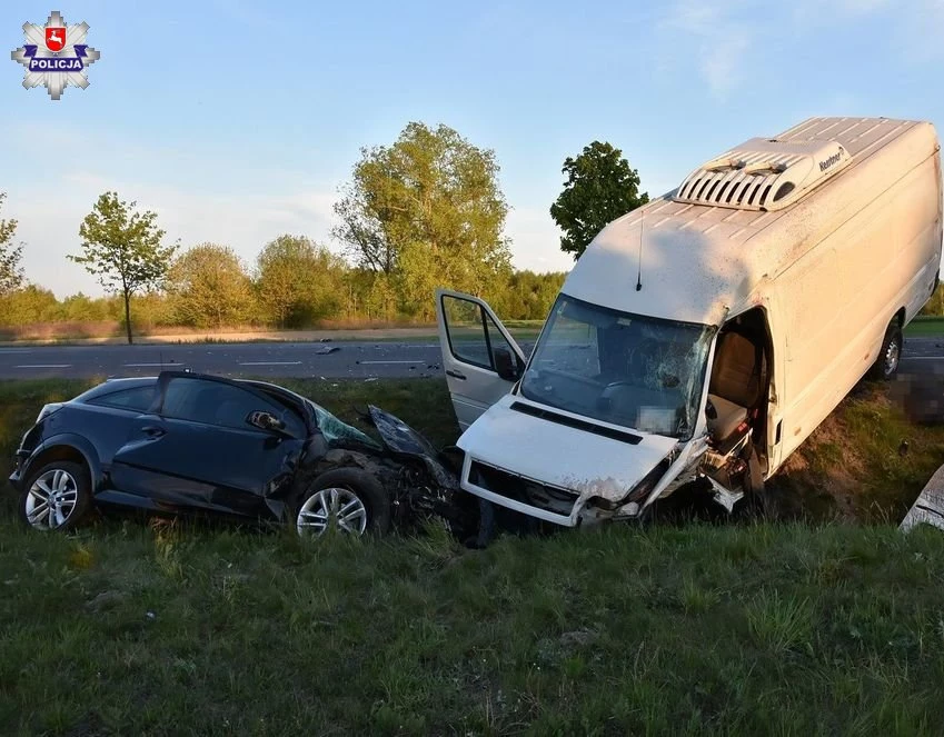 Kierowca i pasażer auta dostawczego wypadli z kabiny