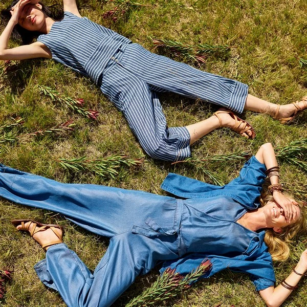 Trend Denim Blue zastępuje ciemne odcienie i najlepiej gra z paskami; obowiązkowy must-have na pierwsze letnie noce to sukienki i spodnie w żywych kolorach lub z tropikalnymi nadrukami. Trend Denim Blue zastępuje ciemne odcienie i najlepiej gra z paskami; obowiązkowy must-have na pierwsze letnie noce to sukienki i spodnie w żywych kolorach lub z tropikalnymi nadrukami.