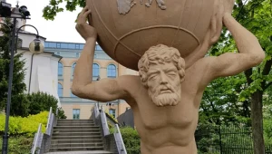 Opole: Nowa rzeźba Atlasa wzbudza emocje