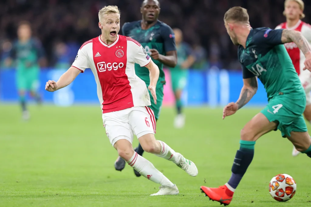 Donny van de Beek to jeden z kluczowych piłkarzy w ekipie Ajaksu