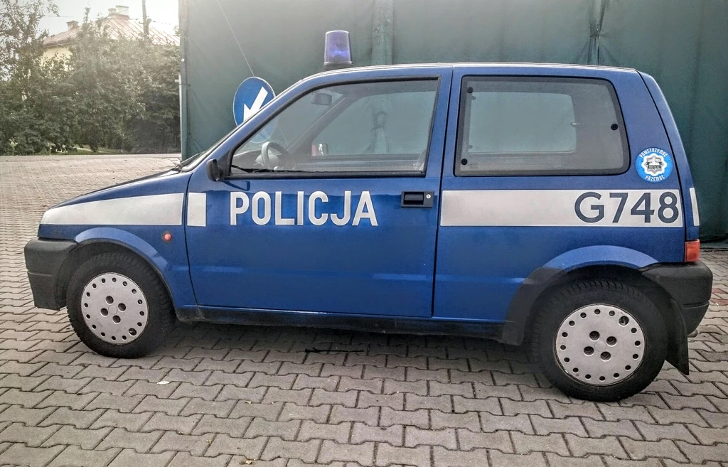 Policyjne cinquecento do przewozu psów