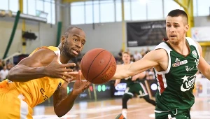 Zawodnik Legii Warszawa Mariusz Konopatzki (P) i Marcus Ginyard (L) z Arki Gdynia