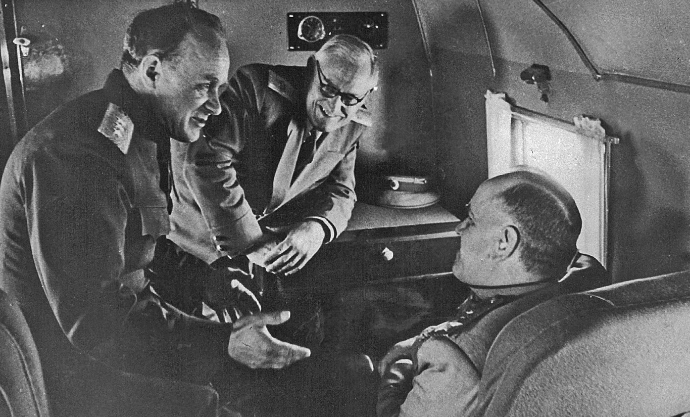 Zarządcy Niemiec: głównodowodzący G. Żukow, doradca polityczny A. Wyszyński i zastępca głównodowodzącego I. Sierow. Lato 1945 r.