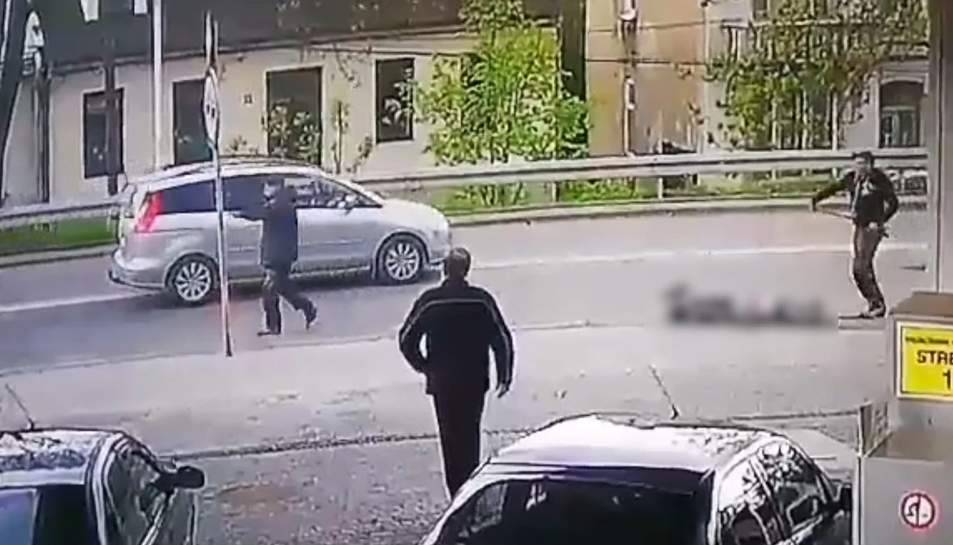 Mężczyzna z paskiem wkracza do akcji. A kierowcy nadal omijają...