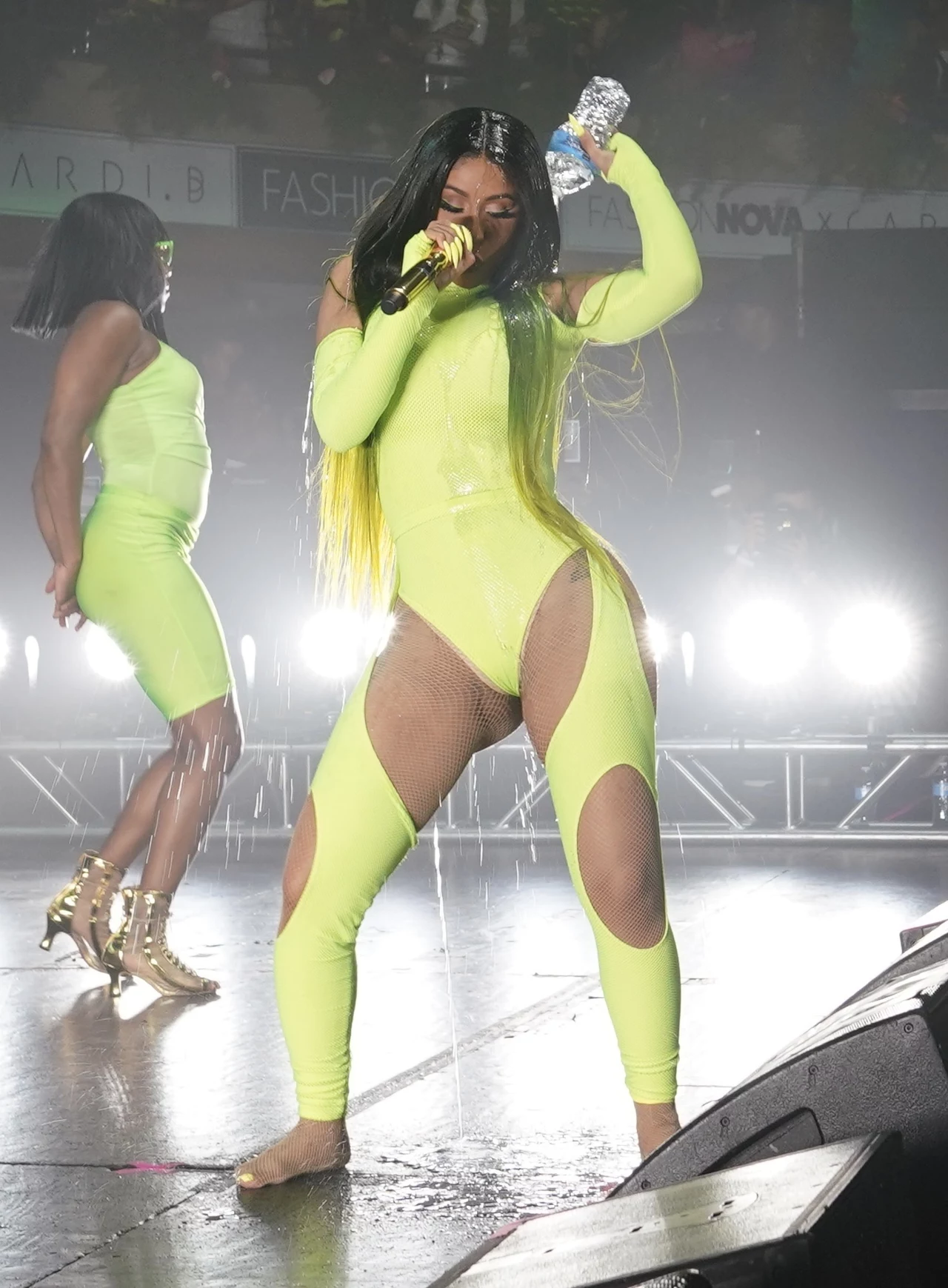 Cardi B. w neonowym kombinezonie. Cardi B. w neonowym kombinezonie.