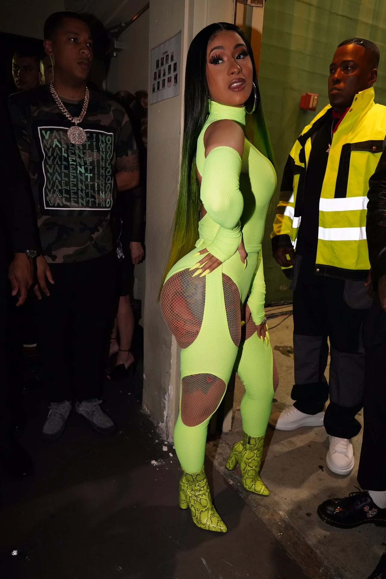 Zaprezentowała się bowiem z neonowym kombinezonie z dziurami i nie pozostawiła zbyt wiele miejsce wyobraźni. Zaprezentowała się bowiem z neonowym kombinezonie z dziurami i nie pozostawiła zbyt wiele miejsce wyobraźni.