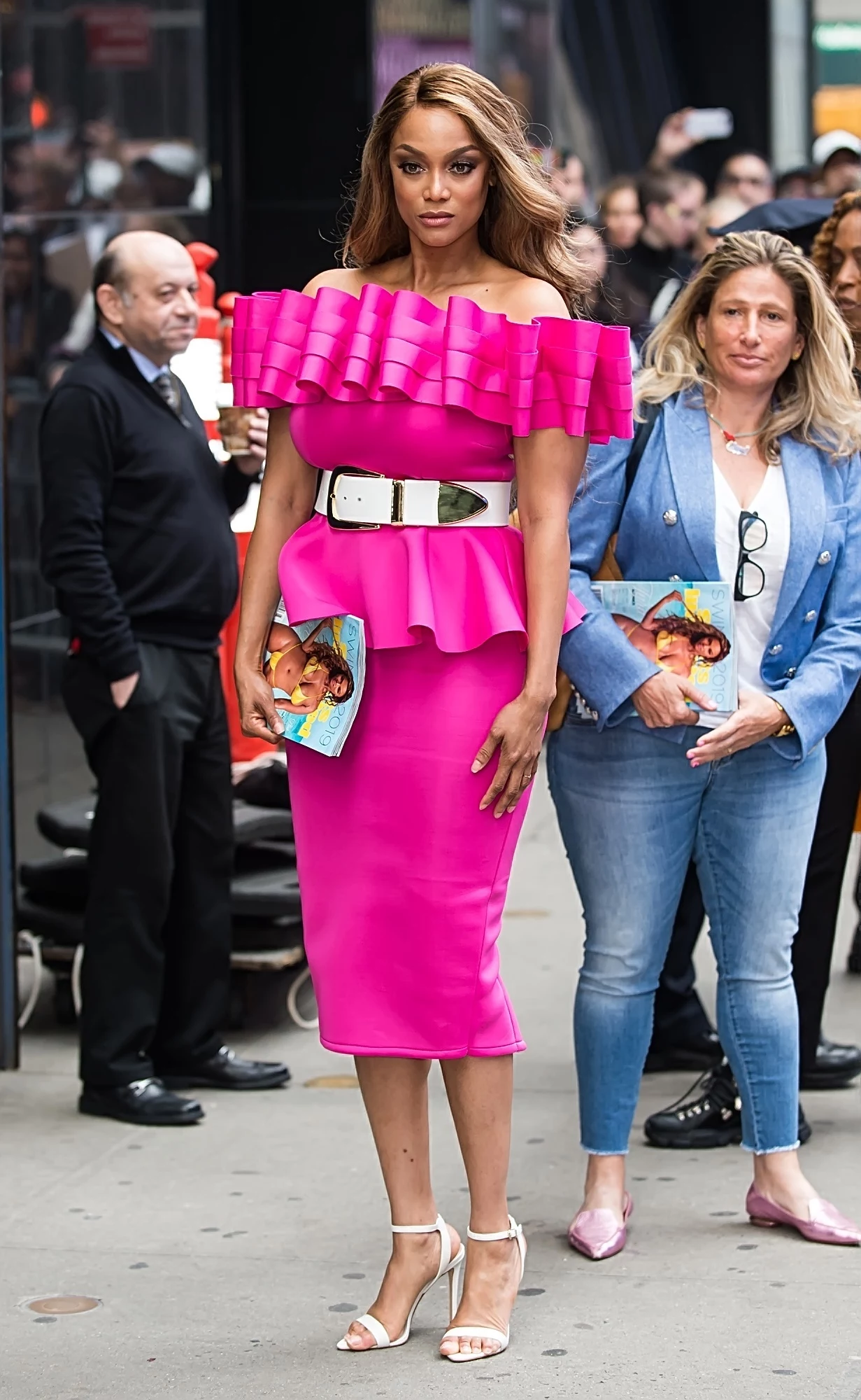 Tyra Banks wychodzi se studia telewizyjnego. Tyra Banks wychodzi se studia telewizyjnego.
