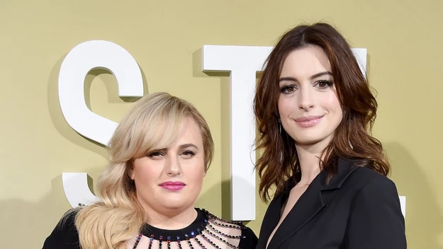 Anne Hathaway i Rebel Wilson