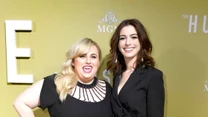 Anne Hathaway i Rebel Wilson