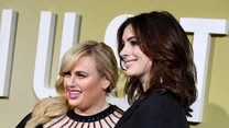 Anne Hathaway i Rebel Wilson