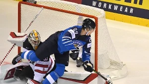 Kaapo Kakko strzela gola dla reprezentacji Finlandii w meczu z Kanadą