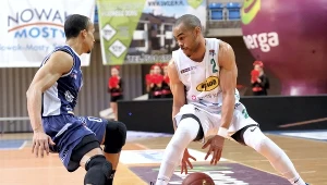 Koszykarz MKS-u Dąbrowa Górnicza Adris De Leon (L) i Markel Starks (P) ze Stelmetu