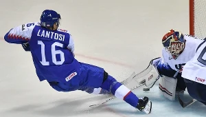 Słowak Robert Lantosi w ataku na bramkę USA