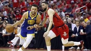 Stephen Curry #30 z Golden State Warriors mija Austina Riversa #25 z Houston Rockets