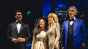 Andrea Bocelli (z prawej) zaśpiewał ze swoim synem Matteo (z lewej)