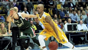 Zawodnik Arki Gdynia James Florence (z prawej) i Filip Matczak z Legii Warszawa