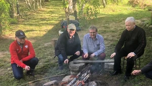 Prezes PiS na rybach i ognisku