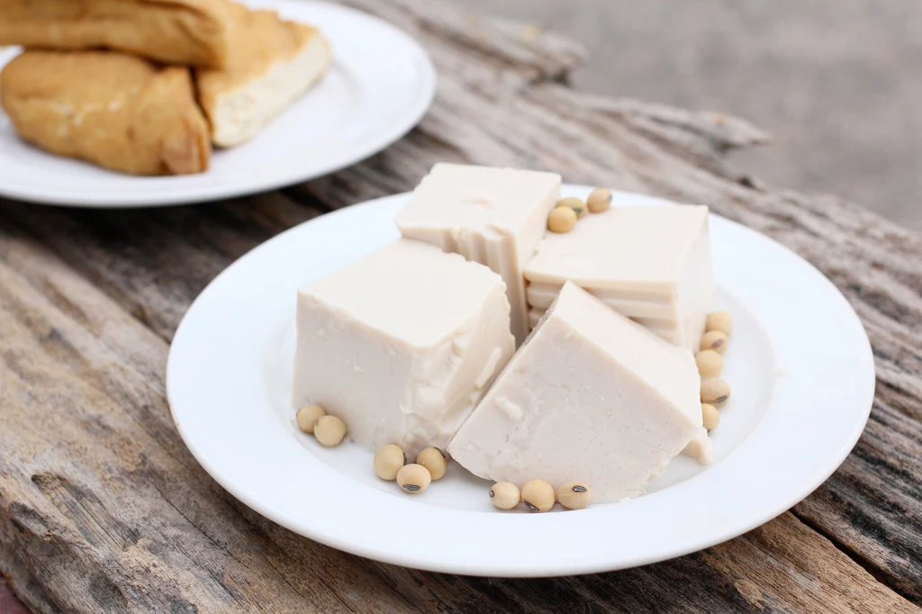 Jednym z najgorszych produktów jakie często spożywamy jest również izolat białka sojowego, obecny m.in. w mleku sojowym czy tofu. To produkt często modyfikowany i pozbawiony właściwości odżywczych, z których słynie soja. Badania wykazały, że spożywanie izolatu białka sojowego może być przyczyną alergii czy też problemów z tarczycą. Jeśli kupujesz produkty sojowe upewnij się, że pochodzą z upraw ekologicznych. Jednym z najgorszych produktów jakie często spożywamy jest również izolat białka sojowego, obecny m.in. w mleku sojowym czy tofu. To produkt często modyfikowany i pozbawiony właściwości odżywczych, z których słynie soja. Badania wykazały, że spożywanie izolatu białka sojowego może być przyczyną alergii czy też problemów z tarczycą. Jeśli kupujesz produkty sojowe upewnij się, że pochodzą z upraw ekologicznych.