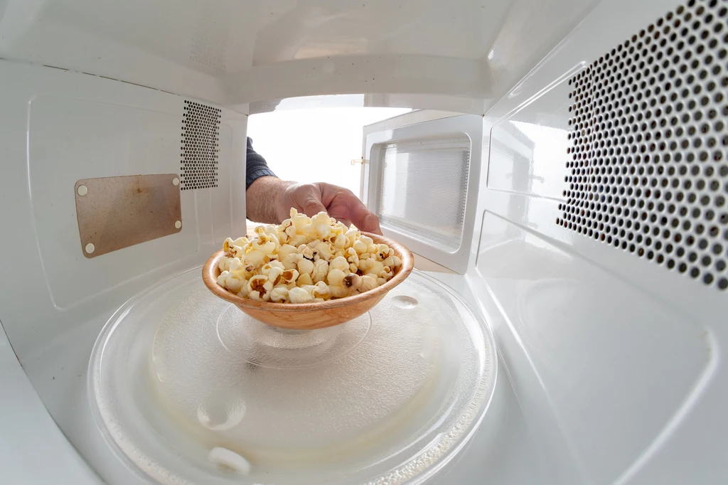 Kolejnym produktem, którego powinniśmy unikać jest popularny ostatnimi czasy popcorn z mikrofalówki. Badania dowiodły, że jedno opakowanie tej smacznej przekąski zawiera kwas perfluorooktanowy – substancję silnie toksyczną i rakotwórczą. Kolejnym produktem, którego powinniśmy unikać jest popularny ostatnimi czasy popcorn z mikrofalówki. Badania dowiodły, że jedno opakowanie tej smacznej przekąski zawiera kwas perfluorooktanowy – substancję silnie toksyczną i rakotwórczą.