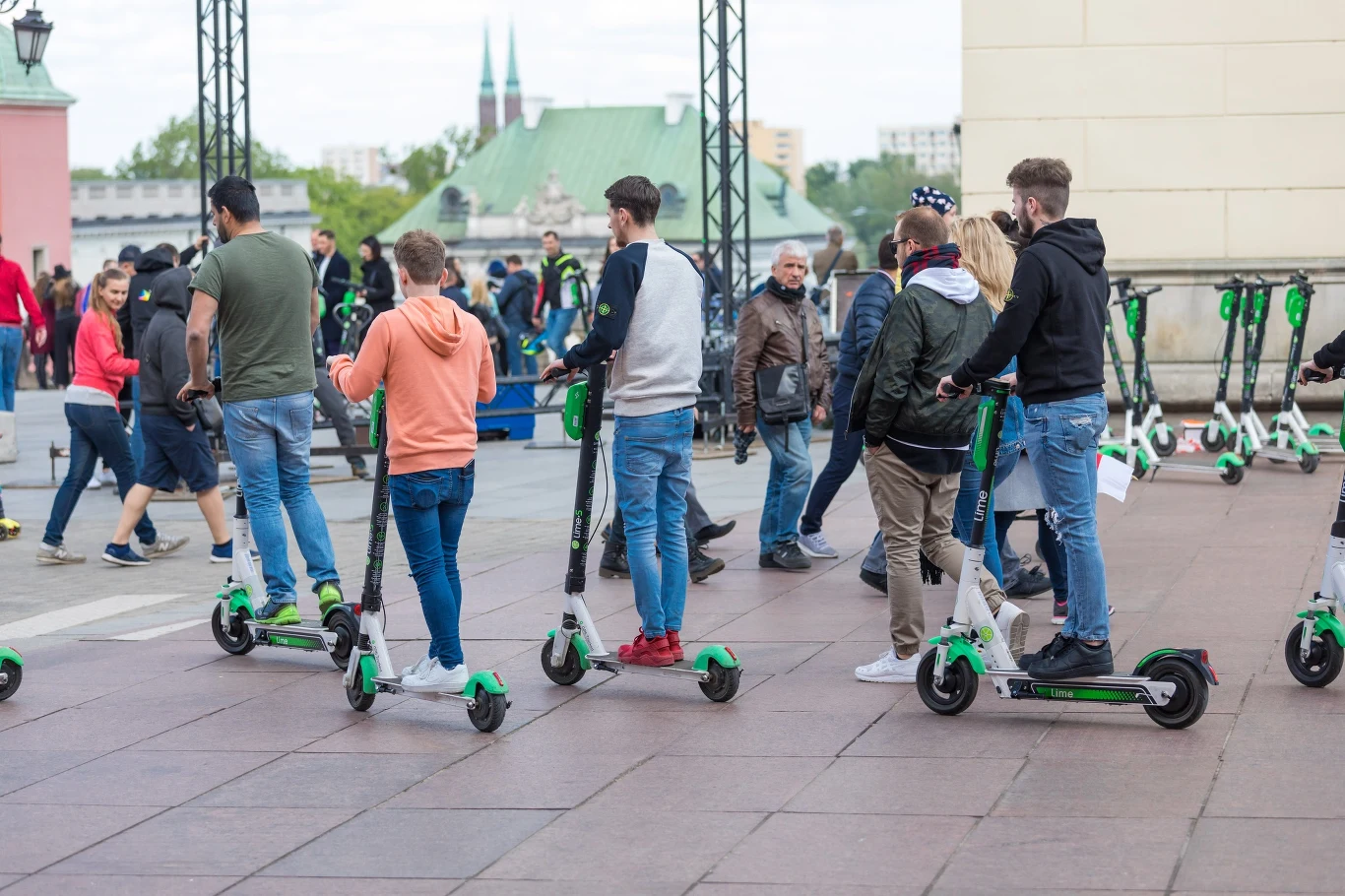 W Polsce wciąż panuje hulajnogowe bezprawie W Polsce wciąż panuje hulajnogowe bezprawie