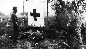 2 Korpus Polski w bitwie o Monte Cassino. Grzebanie poległych na prowizorycznym cmentarzu w Acquafondata