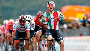 Elia Viviani jeszcze nie wiedział, że nie będzie jednak zwycięzcą etapu. Za nim Fernando Gaviria