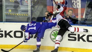 Matusz Szukel ze Słowacji w starciu Markiem Stone'em z Kanady